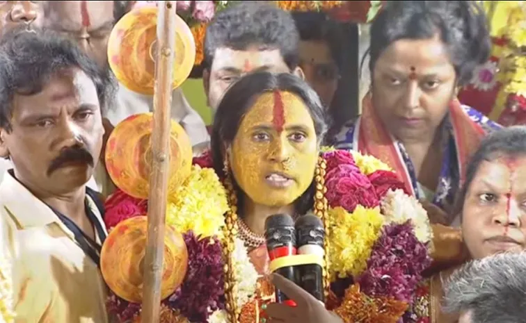 Matangi Swarnalatha Predicts Rangam Bhavishyavani In Bonalu