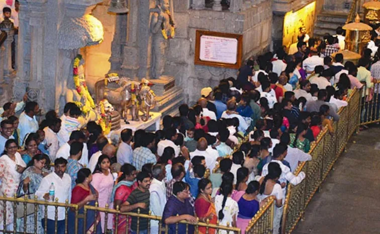 Huge Devotees Rush at Yadagirigutta Temple