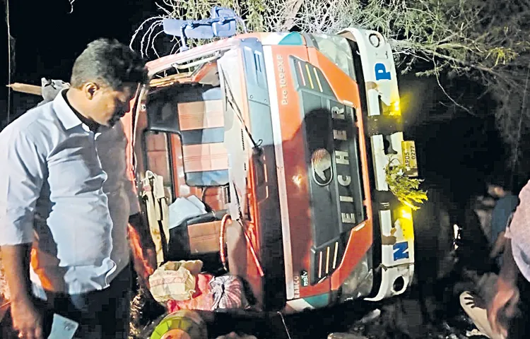 లారీ బోల్తా.. 9 మంది దుర్మరణం