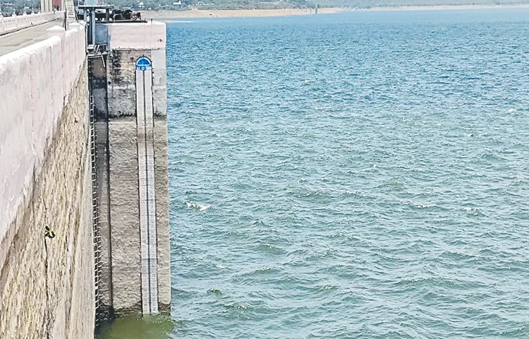 Godavari continues to rise from Medigadda to Dhavaleswaram
