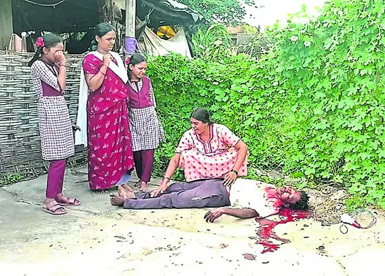 స్తంభం పైనుంచి జారి పడి ఒకరు మృతి