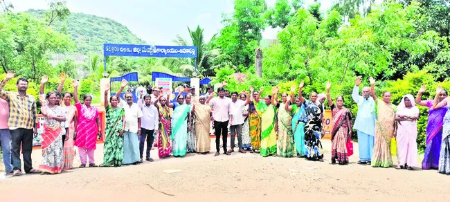 ఉపాధి పనుల్లో కుల వివక్ష.. 

