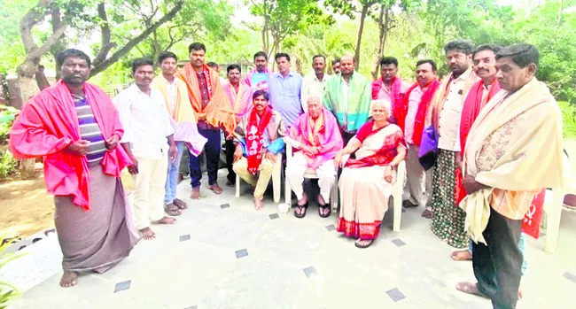 కమ్యూనిస్టులతోనే సమస్యలు పరిష్కారం 