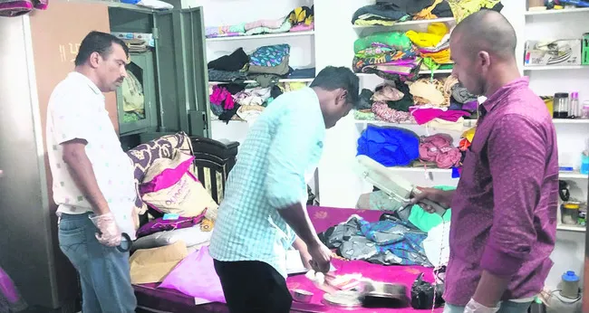 ఆలేరులో ఒకే రోజు మూడు చోరీలు
