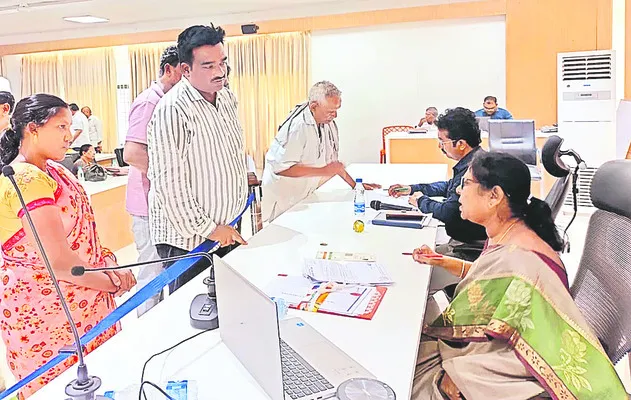 కొబ్బరిచెట్లను కూల్చేస్తున్న గోదావరి 