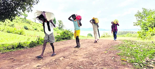 రేషన్‌ సరుకుల కోసం నడక యాతన 