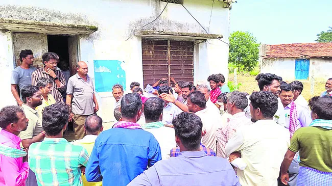 యురియా కోసం రైతుల ఆందోళన