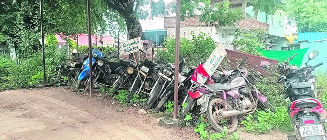 తుప్పు పడుతున్నా..  వాహనాలపై పట్టింపేది?