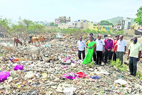పాలారులో చెత్త వేయొద్దంటూ ధర్నా 