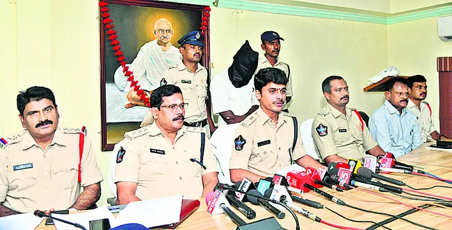 గొంతు నొక్కి.. కత్తితో బెదిరించి