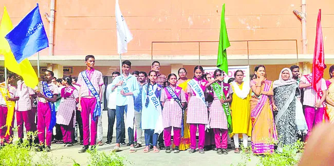 నాయకత్వ లక్షణాలు అలవర్చుకోవాలి