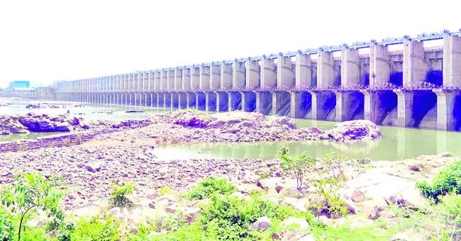 జూరాల క్రస్ట్‌ గేట్ల మూసివేత 