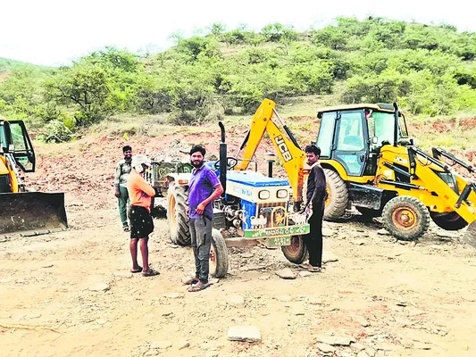 బరితెగించిన గ్రావెల్‌ మాఫియా