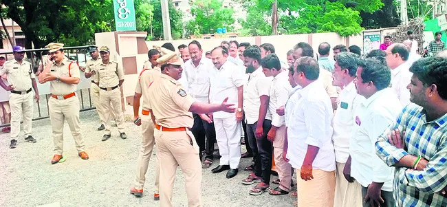తీవ్రవాదిలా తీసుకుని వస్తారా?