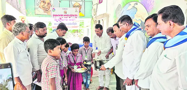 బూర్గుపల్లి పాఠశాలలో ‘అల్పాహార సేవ’