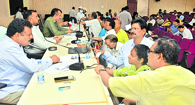 అర్జీల పరిష్కారంలో అలసత్వం వద్దు 