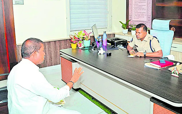 కట్టుబాట్ల పేరుతో కుల పెద్దల ఆంక్షలు 