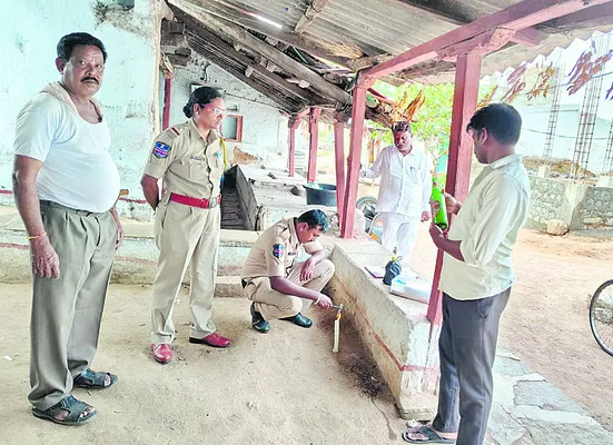 కల్లు దుకాణాలపై ఎకై ్సజ్ దాడులు