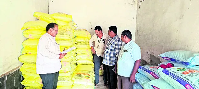 ఎరువులు, విత్తనాల దుకాణాల్లో తనిఖీలు
