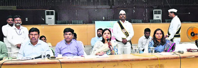 అభివృద్ధి పనులు వేగవంతం చేయండి