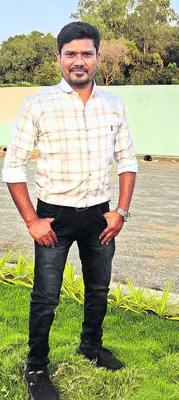 కారు డివైడర్ను ఢీకొని సింగరేణి కార్మికుడు..