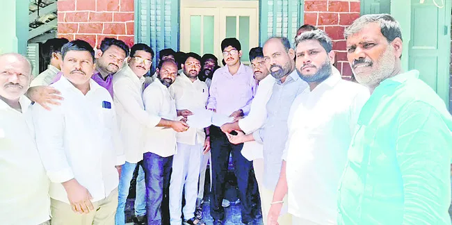 వైఎస్సార్ విగ్రహం తొలగింపునకు కుట్ర