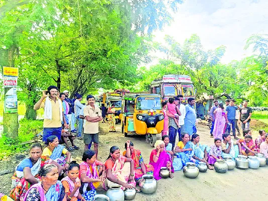 తాగునీటి కోసం రాస్తారోకో