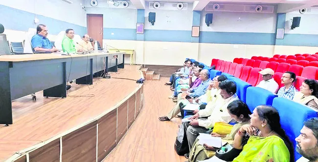 ఇందిరమ్మ ఇళ్ల నిర్మాణంలో ముందుండాలి
