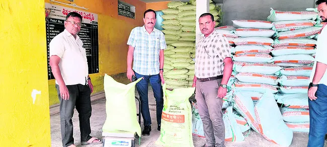 ఎరువుల దుకాణాలపై దాడులు
