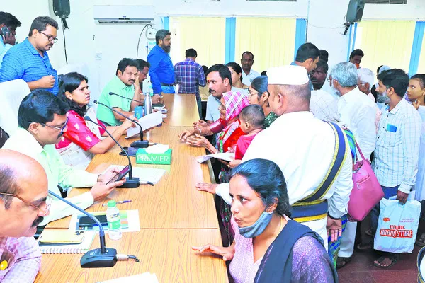 గ్రీవెన్స్‌డే ఫిర్యాదులు పరిష్కరించాలి