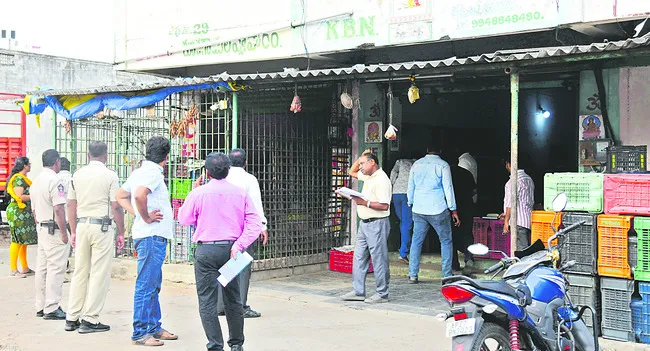 షాపులకు సీళ్లు 