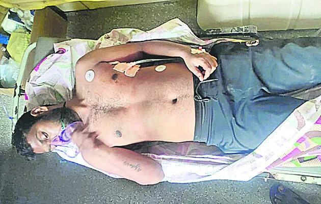 కత్తితో దాడి: ఇద్దరు యువకులకు తీవ్ర గాయాలు 