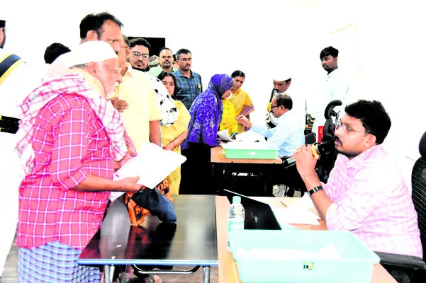 బాధ్యతగా సమస్యలను పరిష్కరించాలి 