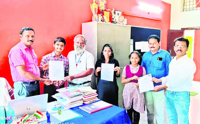 ఆదర్శ టీచర్లు.. ప్రభుత్వ బడుల్లోనే పిల్లలు