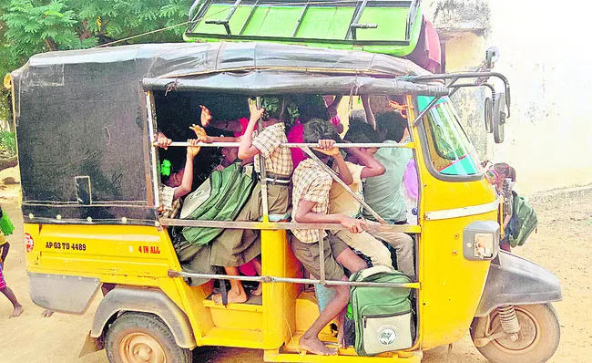 ఒకే ఆటోలో 25 మంది విద్యార్థుల ప్రయాణం