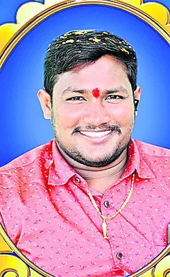 రోడ్డు ప్రమాదంలో జీవీఎంసీ అవుట్ సోర్సింగ్ ఉద్యోగి మృత