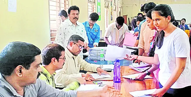 కొనసాగుతున్న సర్టిఫికెట్ల పరిశీలన 