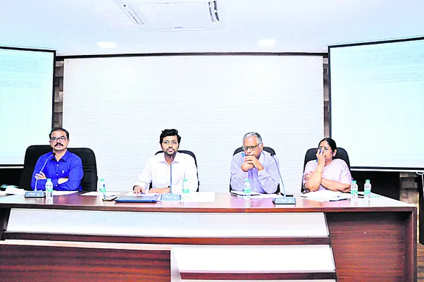 రూఫ్ టాప్ సోలార్ ప్లాంట్ల ఏర్పాటుకు కృషి