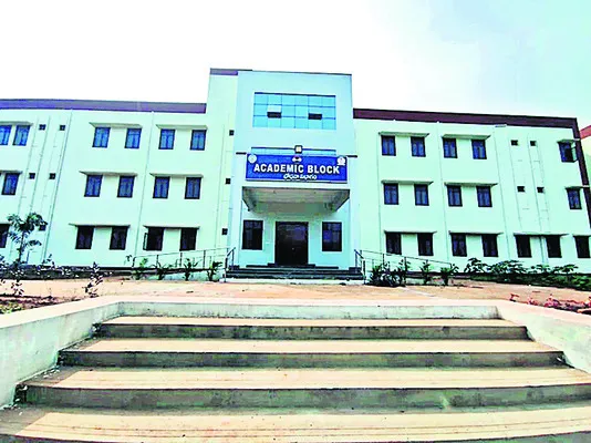 ప్రారంభోత్సవం సరే... సిబ్బంది ఏరీ?