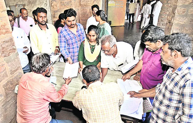సమస్యల పరిష్కారంలో నిర్లక్ష్యం వహించొద్దు 