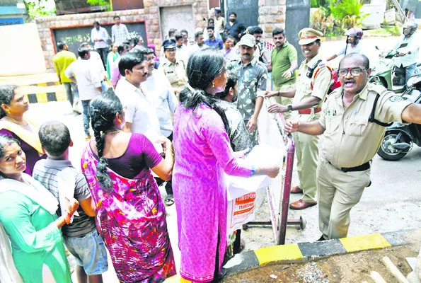 కలెక్టరేట్ వద్ద ఆంక్షలతో మహిళల ఇబ్బందులు
