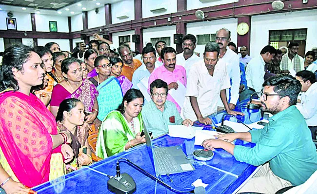 అర్జీలు సకాలంలో పరిష్కరించాలి