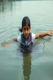 Jharkhand girl swims to school after bridge collapse3