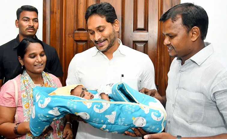 చిన్నారికి నామకరణం చేసిన వైఎస్‌ జగన్‌