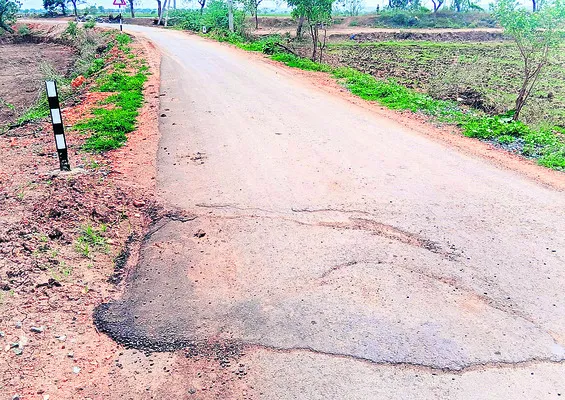 నాణ్యత డొల్ల.. రోడ్డు గుల్ల