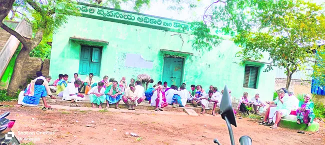 పడిగాపులు కాస్తూ.. కన్నీళ్లతో తిరిగెళ్తూ!