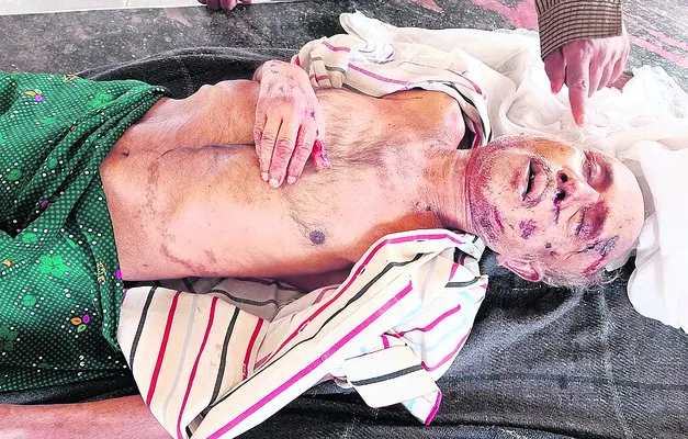 ● మద్యం తాగేందుకు డబ్బులివ్వలేదని దారుణం 