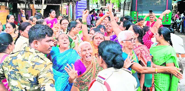 ఆలయం తమదేనంటూ ఇరువర్గాల ఆందోళన