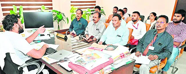 పంటల బీమాపై అవగాహన కల్పించాలి