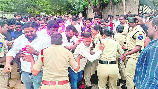 భూముల వద్ద రైతుల ఆందోళన